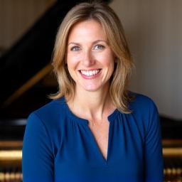 Portrett av Sara Pedersen, en dyktig musikkpedagog og pianist, smilende