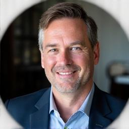 Portrett av Per Hansen, en mannlig pianolærer med et seriøst, men smilende uttrykk.
